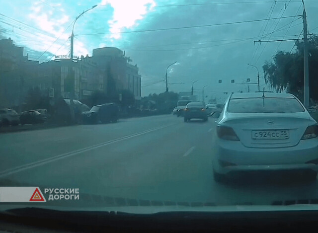 Микроавтобус опрокинулся в результате аварии в Омске