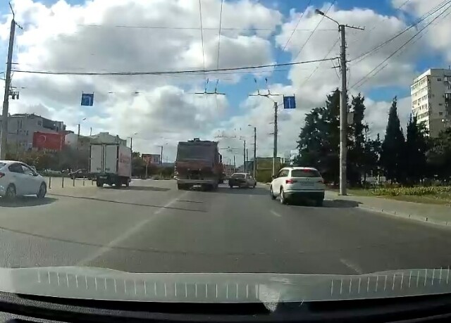 В Севастополе грузовик столкнулся с легковушкой и уехал с места ДТП