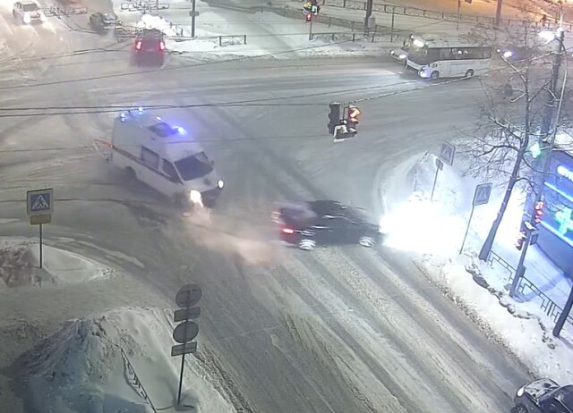 Легковой автомобиль влетел в аптеку после столкновения со скорой в Петрозаводске 