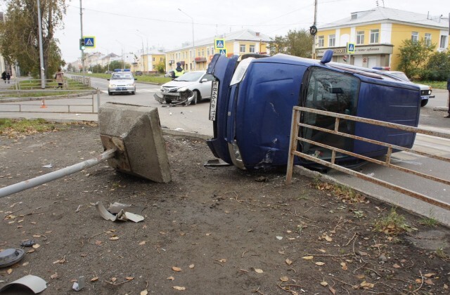 В Нижнем Тагиле в результате ДТП дорожный знак упал на женщину