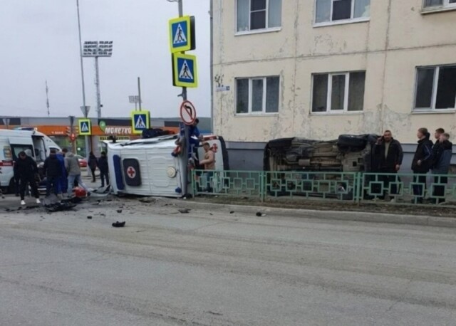 Скорая и внедорожник столкнулись на перекрестке в Краснотурьинске 