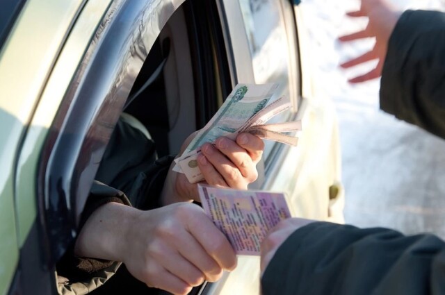 Инструкция для водителей: как действовать, если сотрудник ГИБДД намекает на взятку 