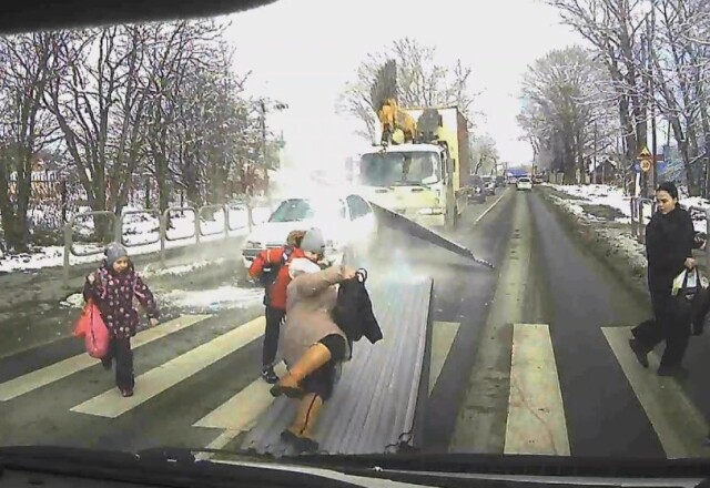 В Южно-Сахалинске выпавшие из машины металлические листы едва не покалечили пешеходов