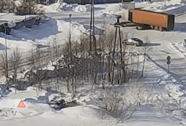 Легковой автомобиль врезался в грузовик на объездной Оленегорска