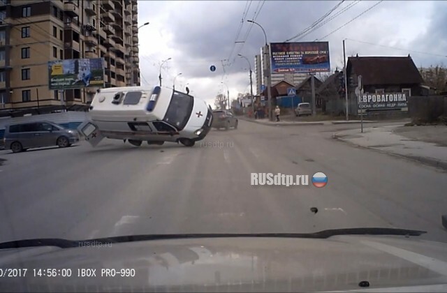 Момент ДТП с участием скорой в Новосибирске попал на видео