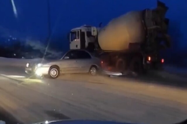 Легковой автомобиль и бетономешалка столкнулись на подъезде к Президентскому мосту в Ульяновске 