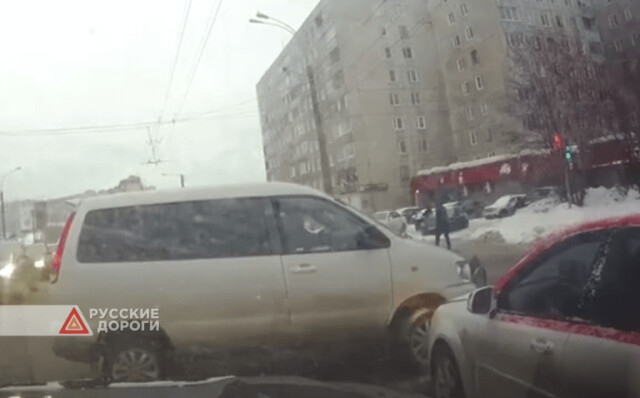 Минивэн не пропустил легковой автомобиль на перекрестке в Мурманске