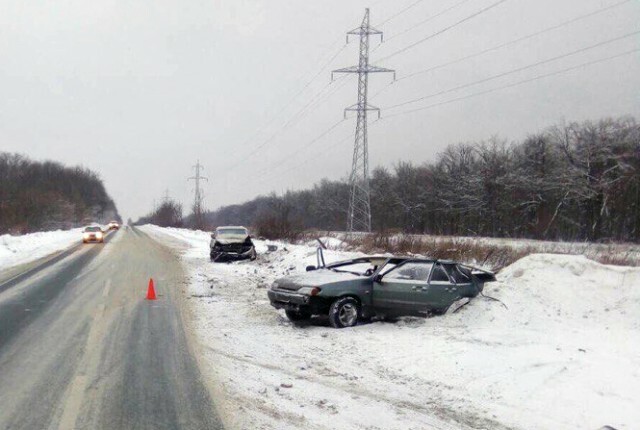 ВАЗ-2114 разорвало на части в результате ДТП на Красноглинском шоссе в Самаре 