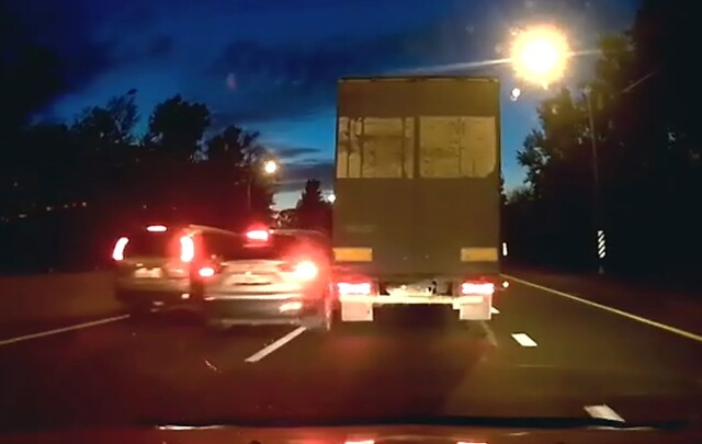 ДТП в Колпине: водитель каршеринга хотел проскочить между кроссовером и грузовиком