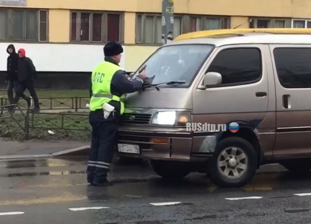 В Петербурге полицейские открыли стрельбу по машине с нарушителем. ВИДЕО 