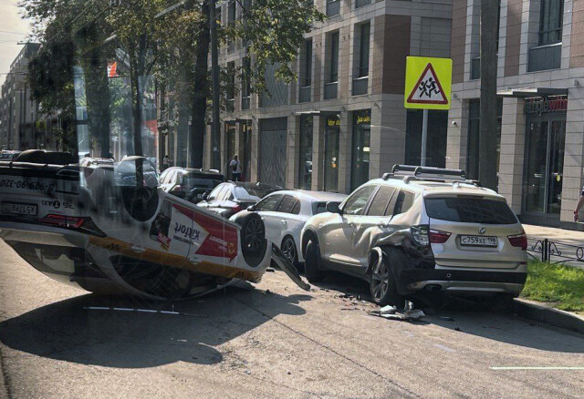 В Петербурге таксист сбил таксиста и повредил несколько автомобилей 