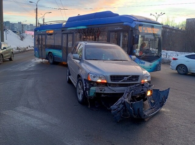 В Мурманске автобус поворачивал налево и столкнулся с Volvo 