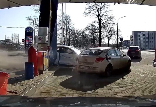 Автомобиль влетел на территорию АЗС в результате ДТП в Петербурге 