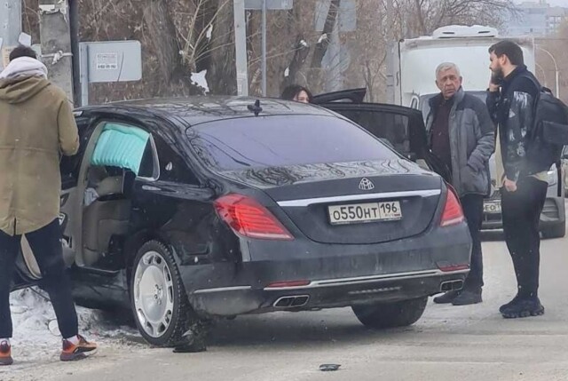 Maybach врезался в столб на пересечении улиц Восточной и Большакова в Екатеринбурге 