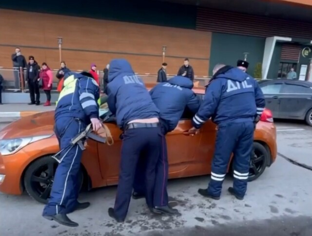 В Смоленске полицейские силой задержали девушку, которая закрылась в машине после ДТП
