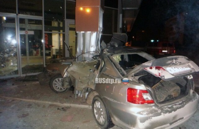 В Котласе автомобиль врезался в колонну торгового центра. Двое погибли 