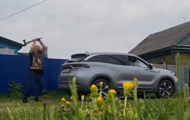 В Амурской области мужчина изрубил топором новый автомобиль своего соседа