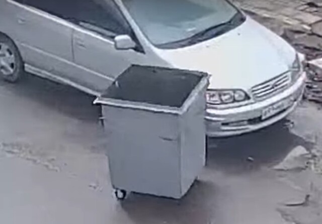 В Красноярске мусорные баки повредили несколько автомобилей 