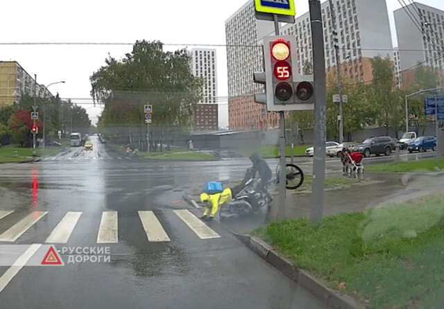 В Москве курьер на велосипеде сбил коляску с ребенком