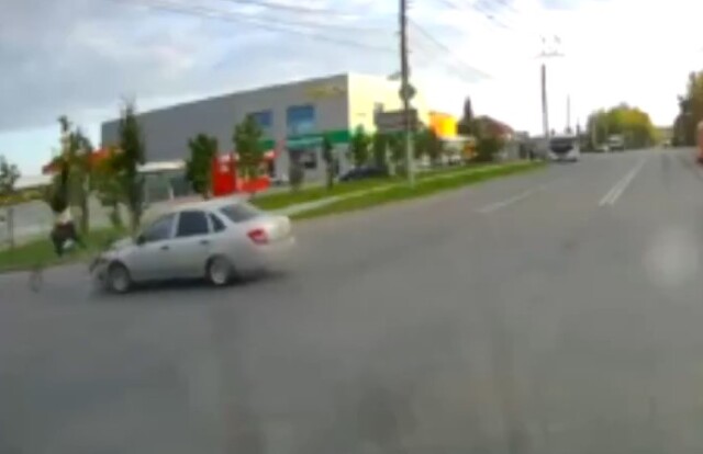 В Калуге водитель «Гранты» поворачивал налево и подбил мотоциклиста