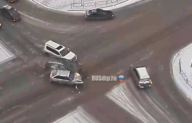 ВИДЕО: в Красноярске водитель «Лады» разбил два дорогих внедорожника 