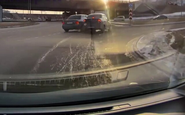 «Вину не признал»: Lada и Mitsubishi столкнулись на кольце Лесников в Красноярске