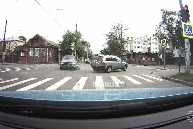 VOLVO и BMW столкнулись на перекрестке в Костроме