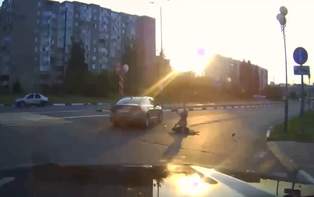 Видеорегистратор запечатлел, как автомобиль сбил женщину с ребенком в Старом Осколе