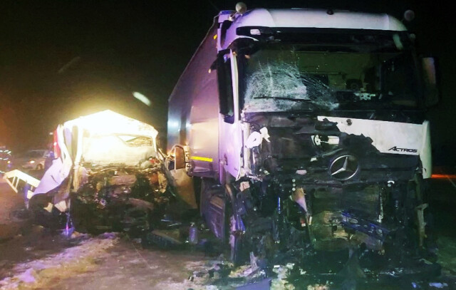 «Вырулил на встречную полосу»: фура и эвакуатор столкнулись на трассе в Башкирии 