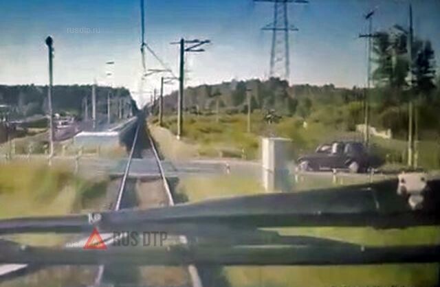 Видеорегистратор запечатлел момент ДТП с поездом в Подмосковье