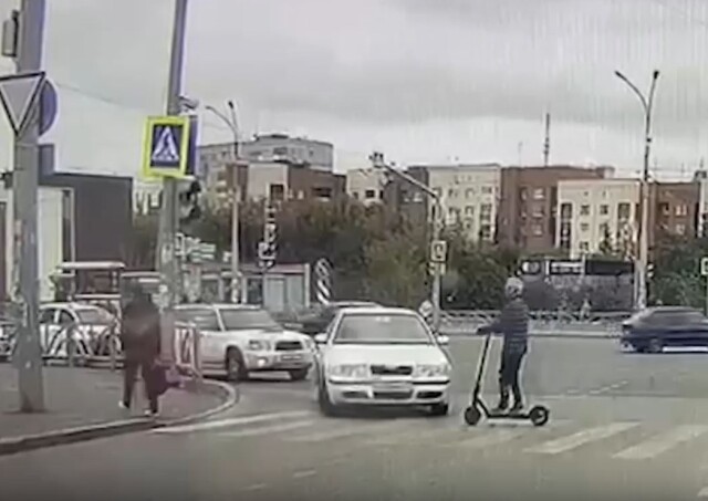 В Екатеринбурге самокатчик попал в ДТП, пытаясь проехать через дорогу по пешеходному переходу