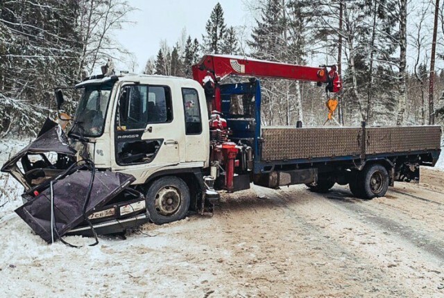 ВАЗ-2107 вместе с водителем смяло о встречный манипулятор 