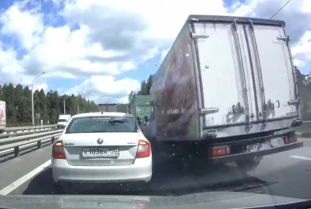 Водитель грузовика погиб в массовом ДТП в Ивановской области 