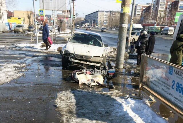 В Челябинске автомобиль сбил коляску с ребенком. ВИДЕО 