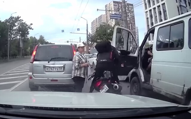 В Пензе водитель микроавтобуса открыл дверь и сбил мотоциклиста