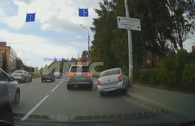 Странная авария в Ижевске: «Лада Гранта» на перекрестке врезалась в столб