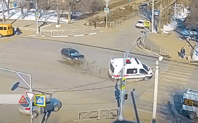Скорая и легковой автомобиль столкнулись в Волжском