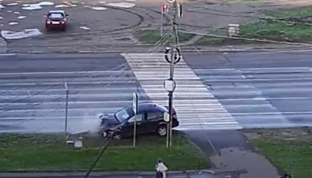 В Соколе водитель легкового автомобиля не вписался в поворот и снёс светофор