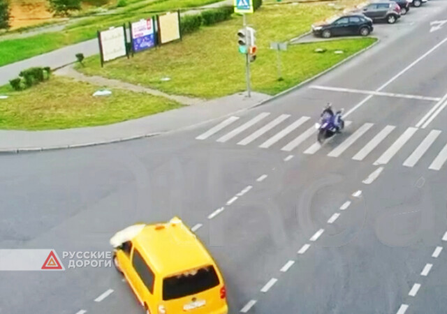 Такси и мотоцикл столкнулись на Поперечной улице в Москве