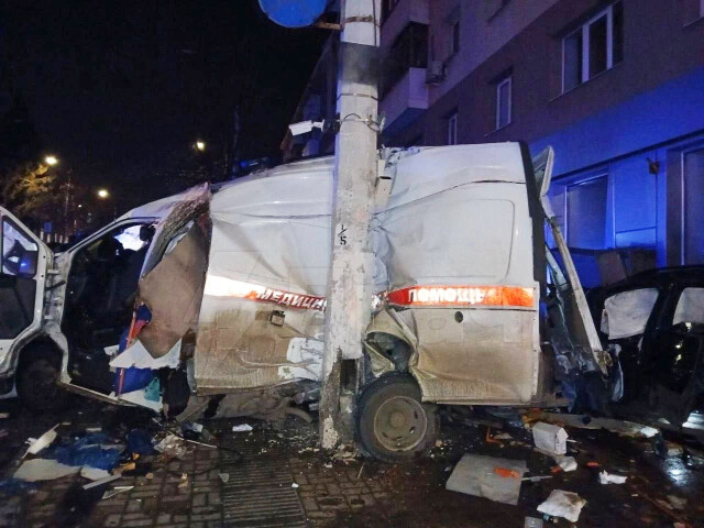 В Белгороде пьяный водитель на внедорожнике врезался в скорую помощь: погибли медики 