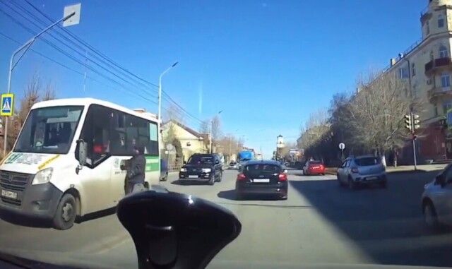 В Омске пешеход переходил дорогу на красный и едва не попал под маршрутку 