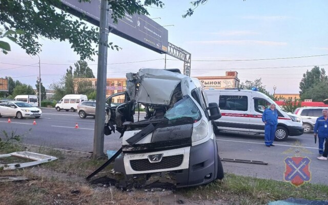 Микроавтобус врезался в столб в Волгограде: погиб пассажир 