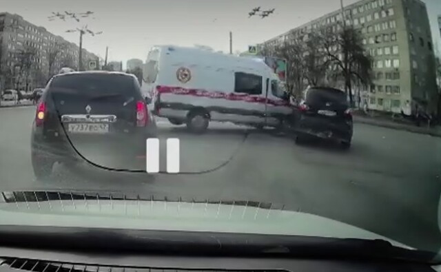 Скорая помощь и легковой автомобиль столкнулись на перекрестке в Петербурге 