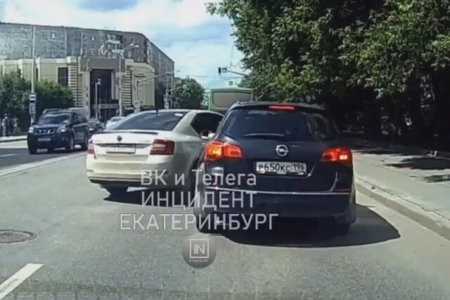 Водитель «Шкоды» перестраивался: два автомобиля столкнулись в Екатеринбурге