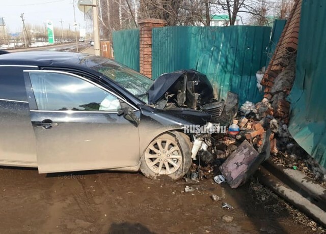 В Башкирии мужчина на «Toyota Camry» врезался в забор. ВИДЕО 