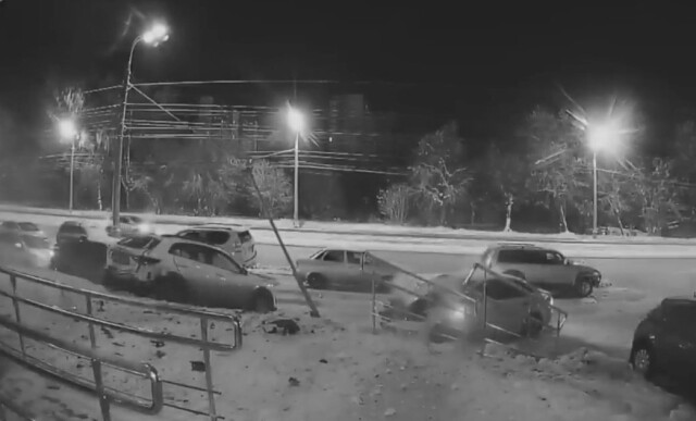 В Ижевске автомобилист разбил на парковке несколько машин