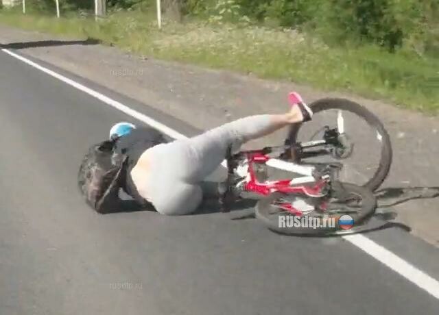 Велосипедистка упала прямо под колеса (с)