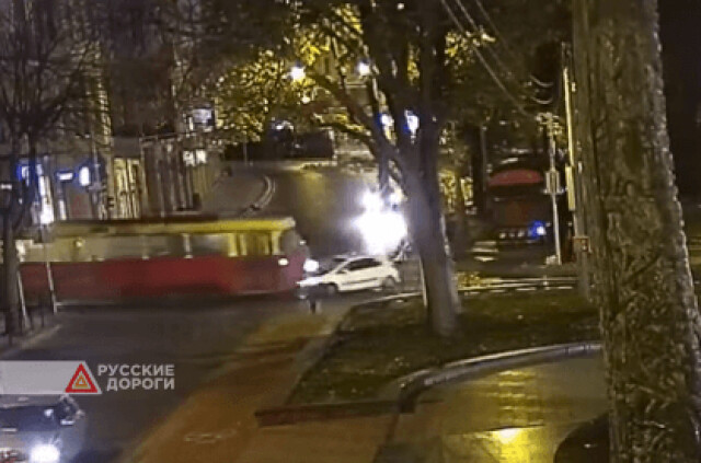 Трамвай и легковой автомобиль столкнулись во Львове