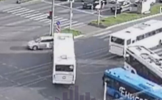 Оказался между несколькими автобусами: камера запечатлела момент ДТП на перекрестке в Красноярске