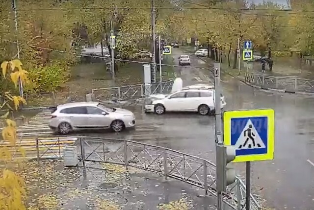 Нарушение ПДД на перекрестке в Волжском привело к ДТП